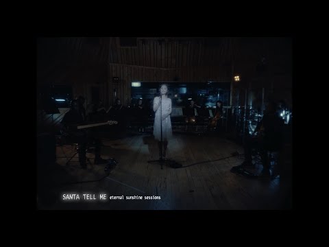 Ariana Grande – Santa Tell Me (live version)